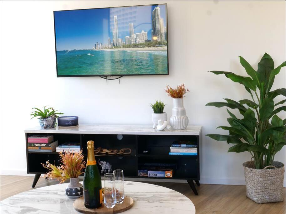 Modern 1 Brm Apartment With Pool Close To Beach Голд-Кост Екстер'єр фото
