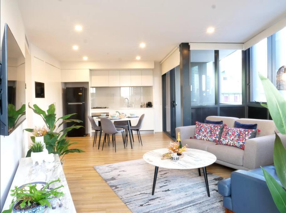 Modern 1 Brm Apartment With Pool Close To Beach Голд-Кост Екстер'єр фото