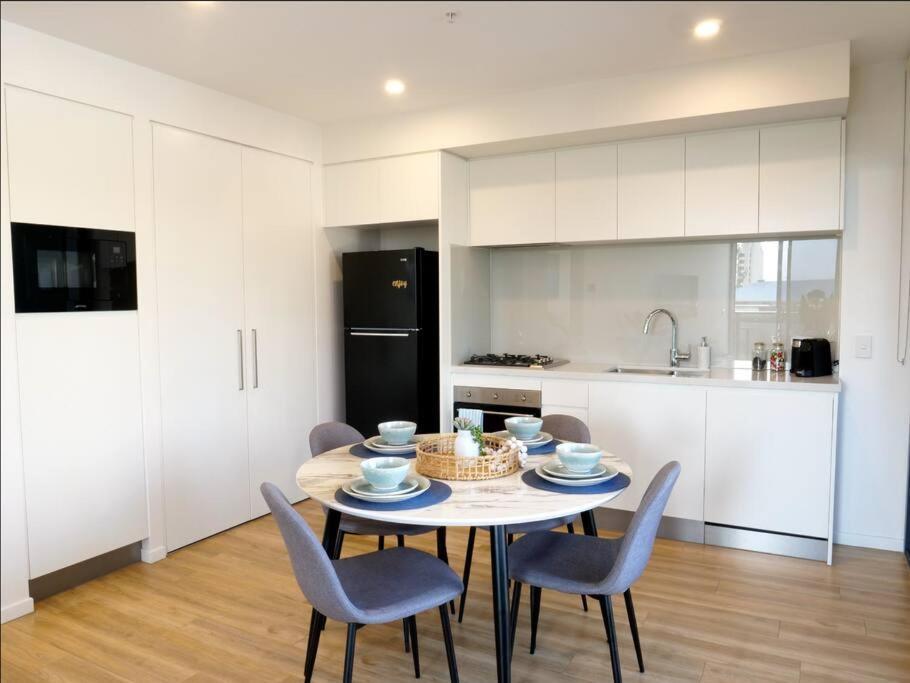Modern 1 Brm Apartment With Pool Close To Beach Голд-Кост Екстер'єр фото