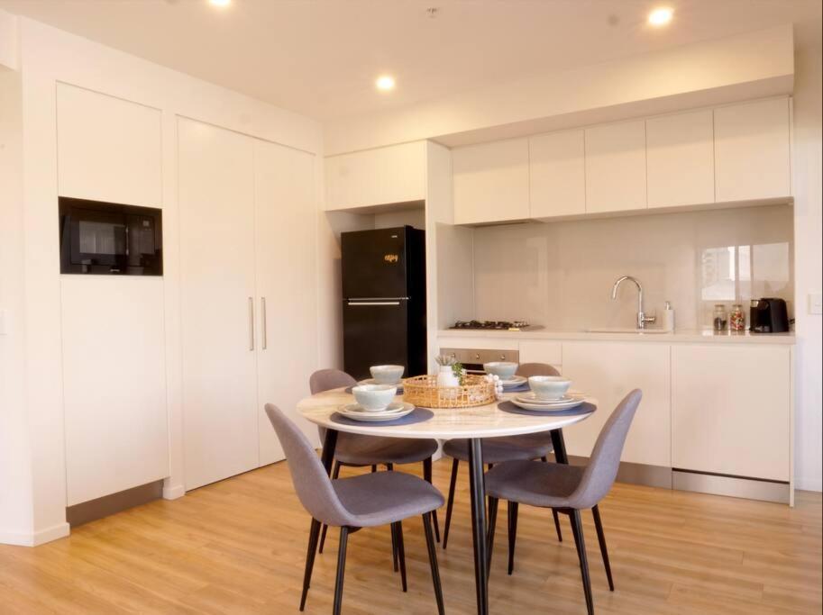 Modern 1 Brm Apartment With Pool Close To Beach Голд-Кост Екстер'єр фото
